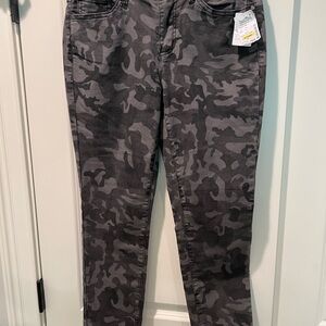 Women's Camouflage Jeans Earl Jean size 8. New with tags